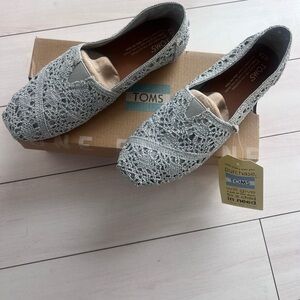 TOMS Women's Gray Crochet Slip-On Flats